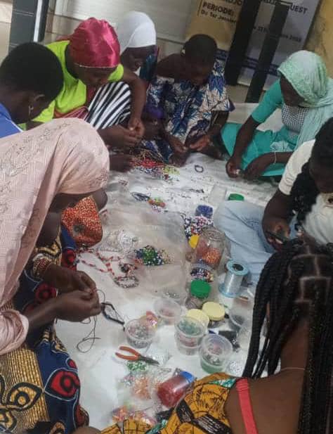 Tône : Le Club des Femmes des Savanes pour la Promotion de la Culture (CFSPC) facilite la rentrée de 13 élèves réfugiés et déplacés issus des Associations Communautaire d'Epargne et de Crédit (ACEC) 1 CFSPC SAVANES