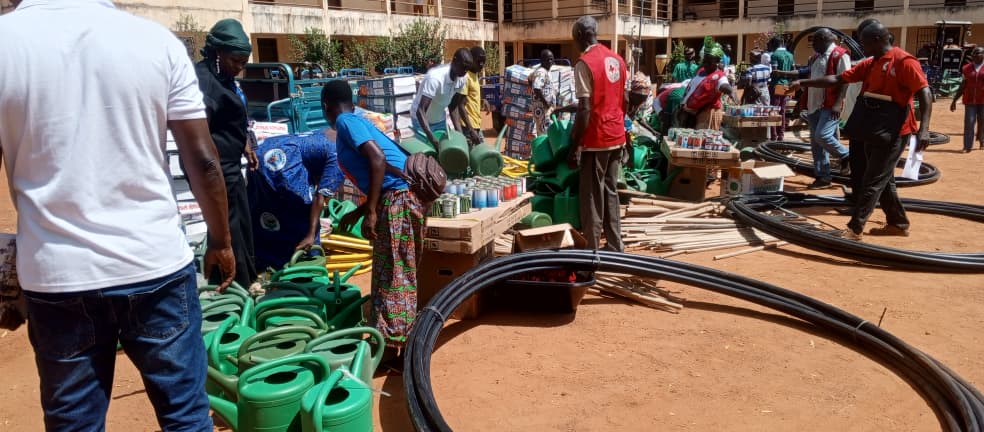 La Croix-Rouge Internationale soutient les ACEC du CFSPC avec un don de matériel maraîcher pour une autonomisation durable