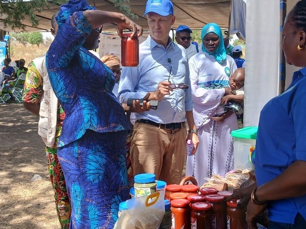 VISITE DE L’AMBASSADEUR DE L’UNION EUROPEENNE A NANERGOU : UN SOUTIEN CONCRET A L’AUTONOMISATION DES FEMMES REFUGIEESET HÔTES 5 CFSPC SAVANES