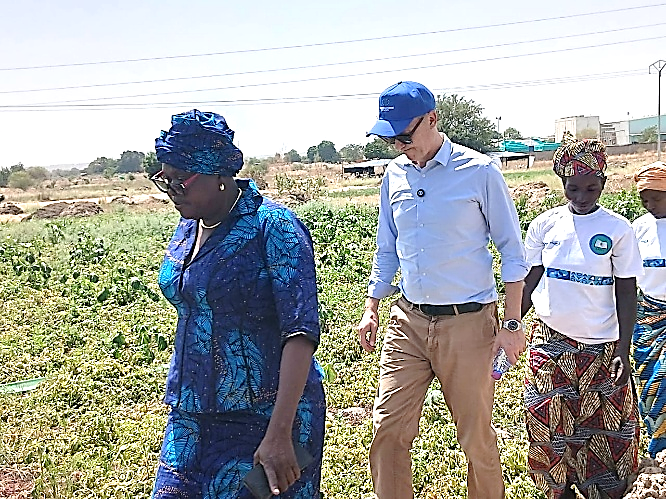 VISITE DE L’AMBASSADEUR DE L’UNION EUROPEENNE A NANERGOU : UN SOUTIEN CONCRET A L’AUTONOMISATION DES FEMMES REFUGIEESET HÔTES